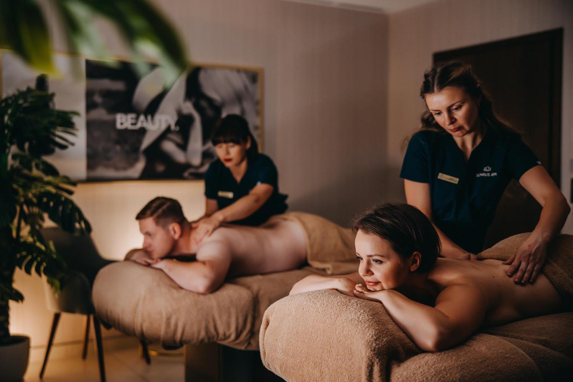 Elements Hotel&Spa Świeradów-Zdrój Dış mekan fotoğraf Massage therapists working on a couple