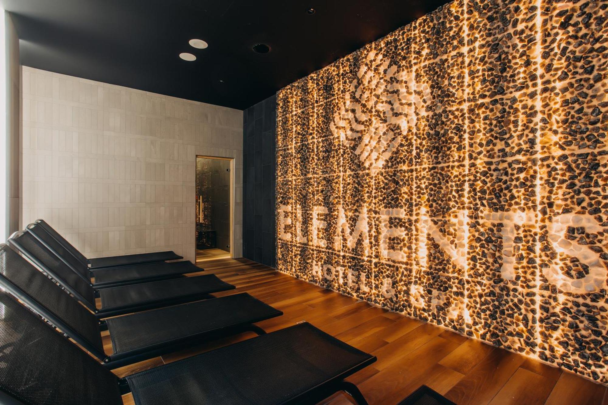 Elements Hotel&Spa Świeradów-Zdrój Dış mekan fotoğraf A wall of backlit onyx