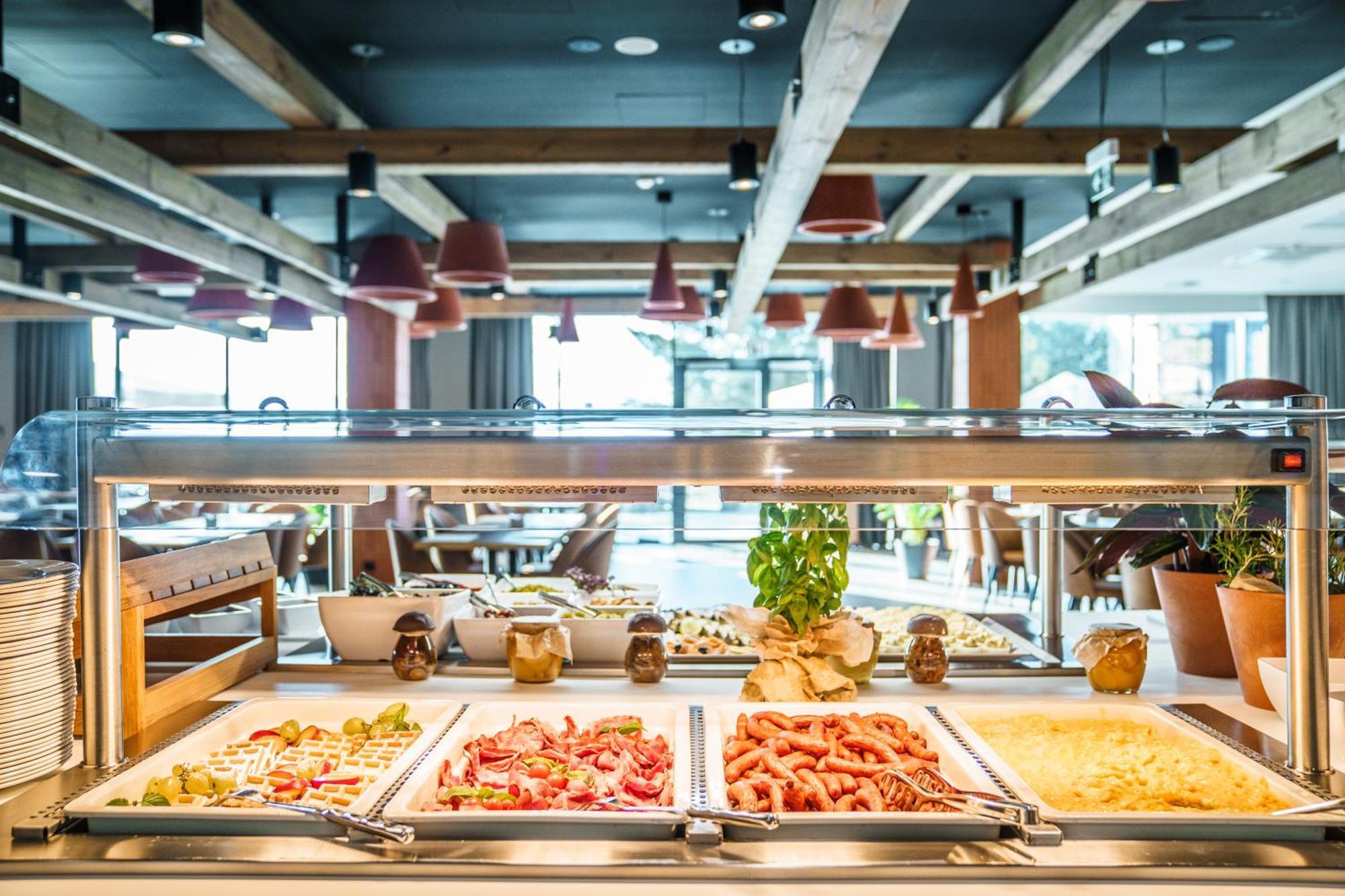 Elements Hotel&Spa Świeradów-Zdrój Dış mekan fotoğraf A buffet at a restaurant