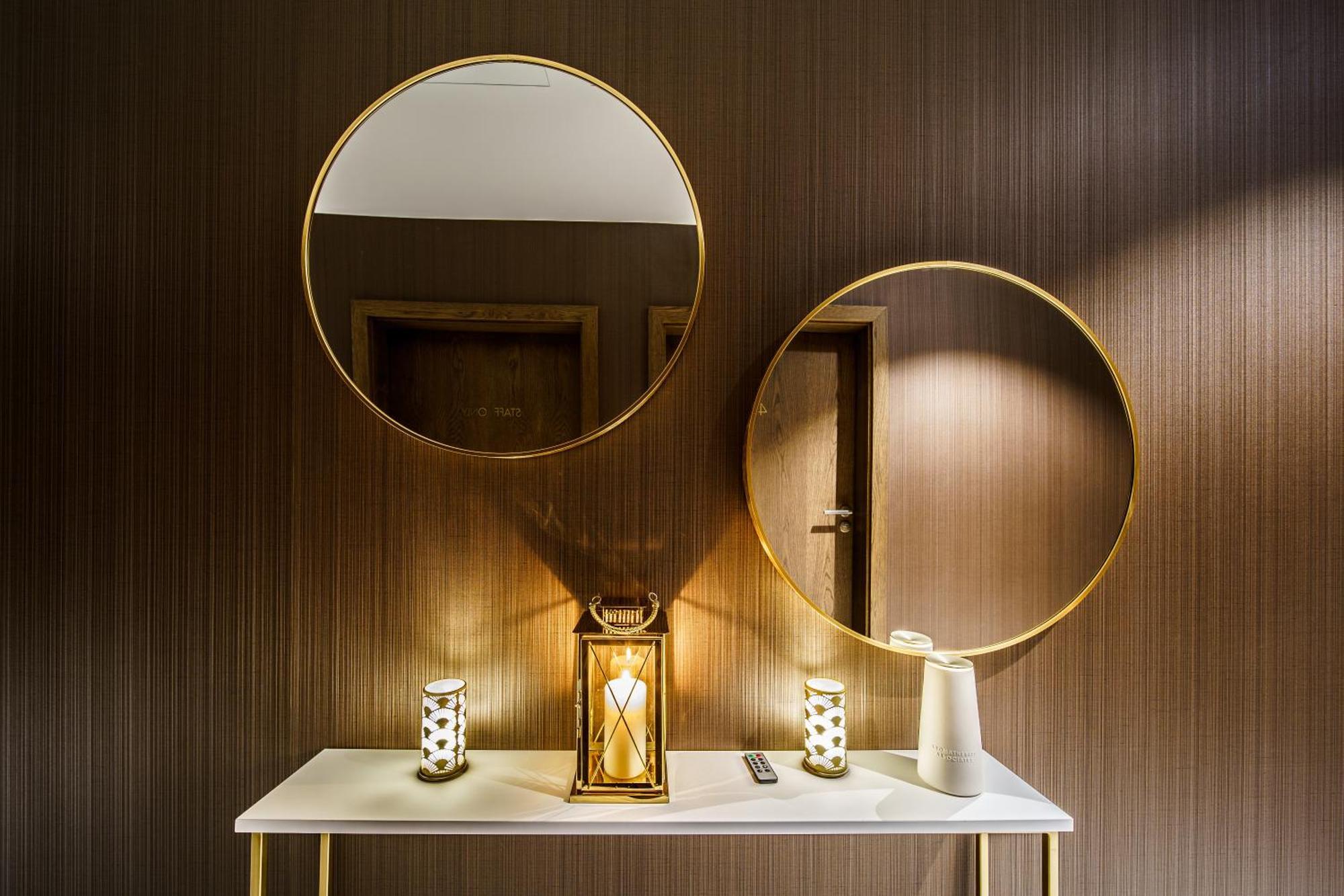 Elements Hotel&Spa Świeradów-Zdrój Dış mekan fotoğraf A modern console table